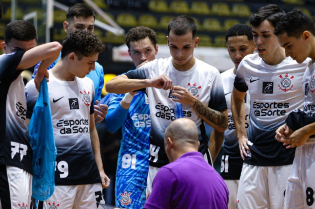 Daniel Magalhães passando orientações aos jogadores do Corinthians Sub-20