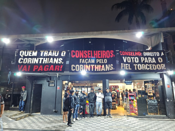 Faixa da torcida do Corinthians durante protesto no Parque São Jorge