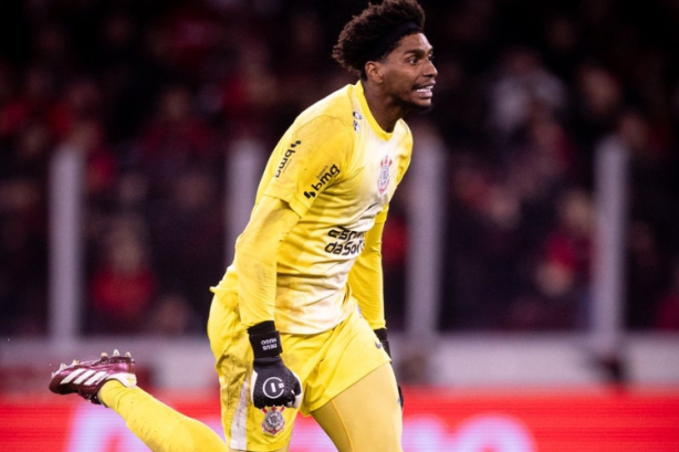 Hugo Souza em a��o diante do Athletico-PR