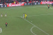 Torcedor invade o campo e agride Hugo Souza durante vit�ria do Corinthians
