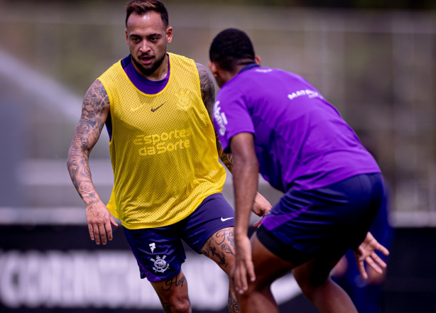 Maycon em a��o no treino do Corinthians