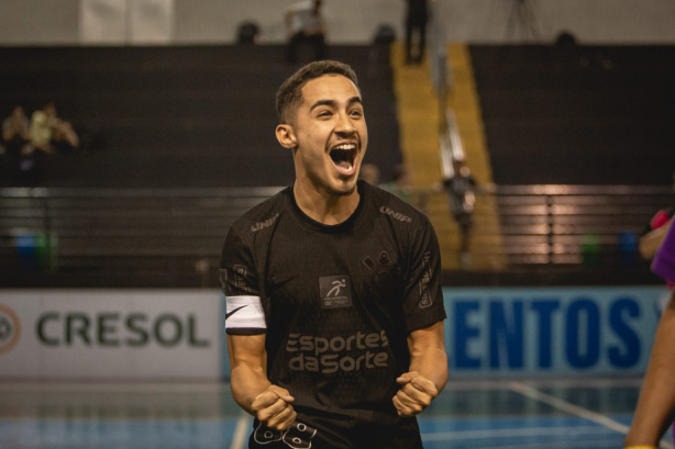 Bancatelli, capitão da equipe Sub-20 de futsal do Corinthians, durante o empate contra o Jaraguá