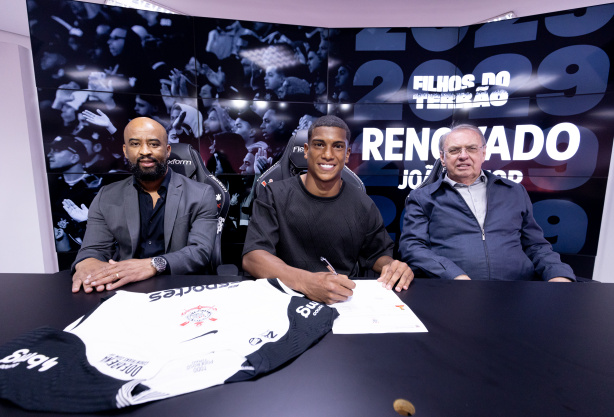 Corinthians oficializa renovação com lateral e divulga valor da multa rescisória
