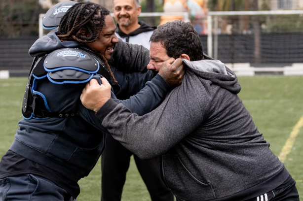 Marshawn Lynch, lenda da NFL, e Ricardo Trigo, diretor do Steamrollers, travaram um contra um no Parque S�o Jorge