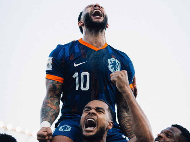 Camisa usada por Memphis em partida contra a Lituânia entra em leilão