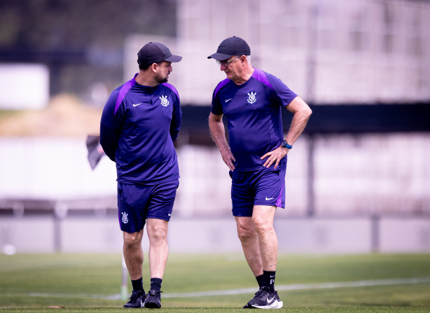 Lucas Silvestre e Dorival Júnior comandaram o último treino nesta terça-feira