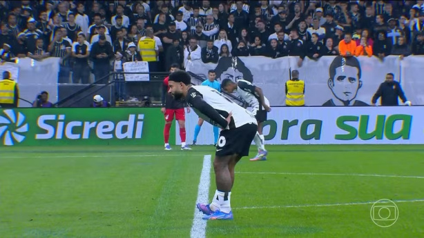 Memphis sente dores e sai de campo durante vitória do Corinthians