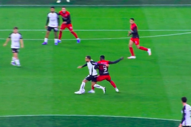 Maycon levou um tranco nas costas. Após análise do VAR, o gol do Athletico foi anulado
