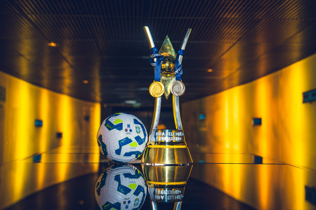 CBF apresenta troféu, medalhas e bola da final do Campeonato Brasileiro Feminino
