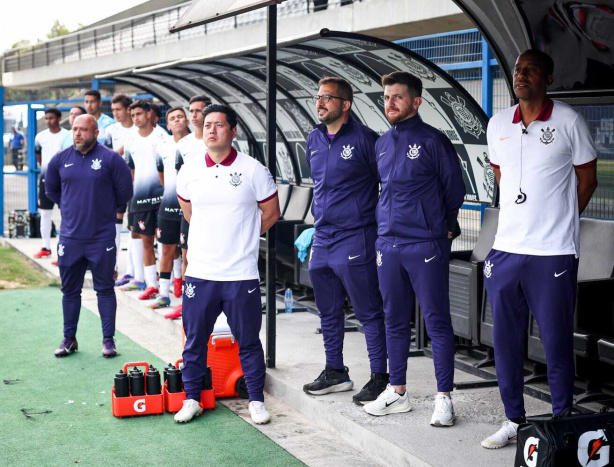 William Batista e comissão técnica em jogo do Corinthians
