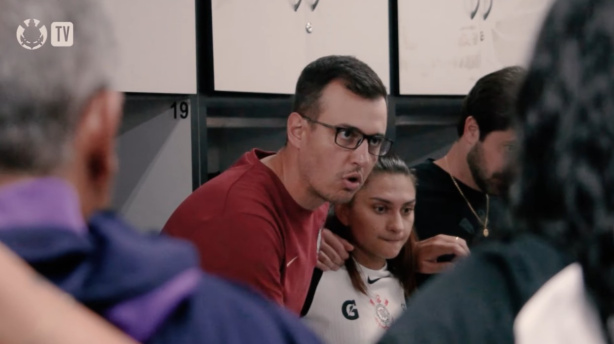 Lucas Piccinato durante conversa antes do jogo com o elenco do Corinthians