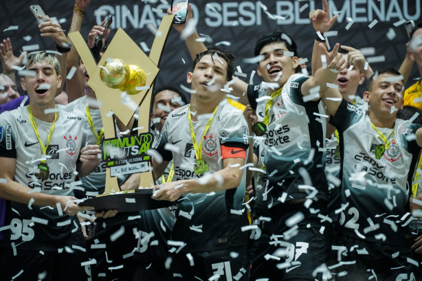 Dudu Borges, capit�o do Corinthians, erguendo o trof�u da Copa Mundo Sub-19