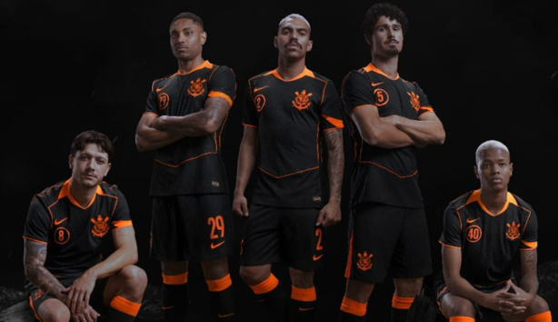 O novo manto do Corinthians é preto e laranja e faz alusão à campanha histórica Total 90 da Nike