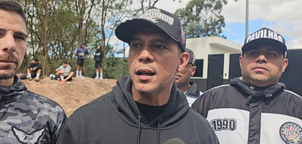 Alê falou com a imprensa após conversa com jogadores no CT