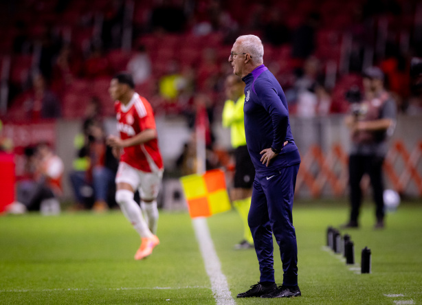 Dorival detona arbitragem de Corinthians e Internacional