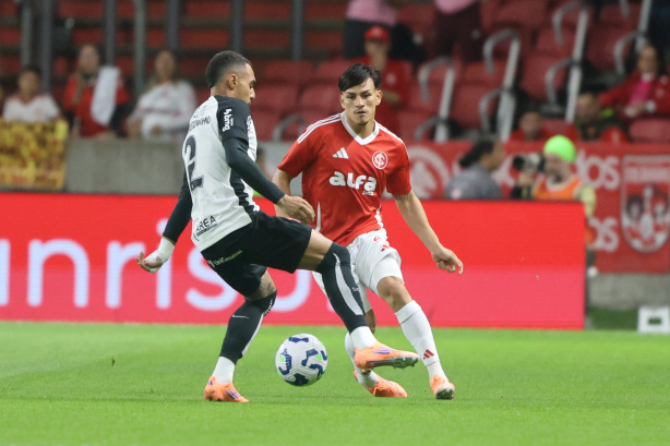 Matheuzinho disputando a bola com Bernabei