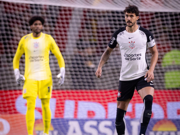 Zagueiro do Corinthians critica arbitragem em lance polêmico durante empate contra o Internacional