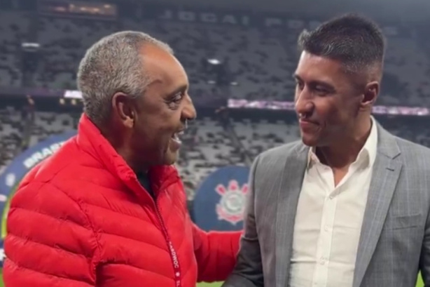 Bas�lio entregando camiseta para Paulinho