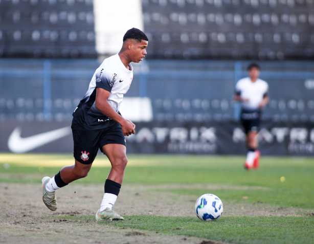 Corinthians dispensa atacante e chega a 37 saídas na base em 2026