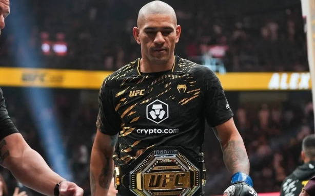 Alex "Poatan" Pereira, torcedor do Corinthians, é campeão do UFC 320