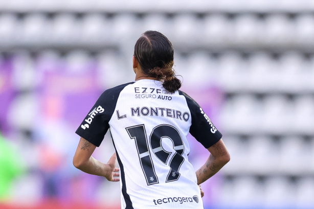Meia do Corinthians celebra gols em goleada e comenta nova participação na Libertadores