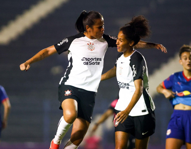 Vic Albuquerque e Gi Fernandes estão no topo da lista de garçonetes das Brabas na temporada