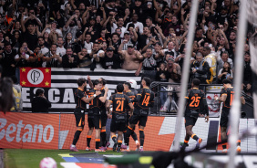 Elenco do Corinthians comemorando o gol de Maycon durante a vitria sobre o Atltico-MG
