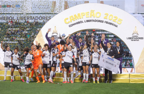 Elenco do Corinthians comemorando o sexto ttulo da Libertadores Feminina