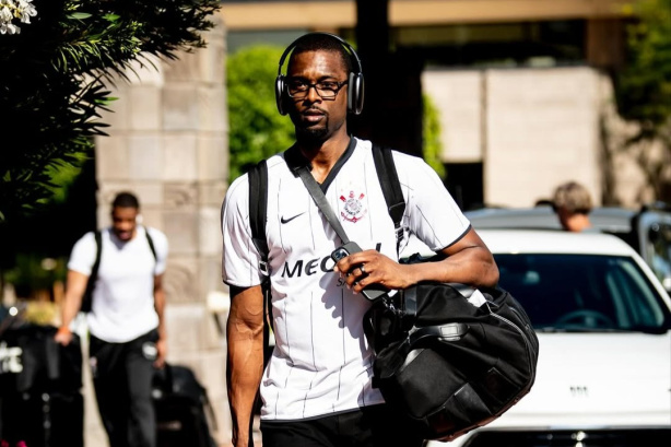 Jogador da NBA aparece com camisa do Corinthians de 2008