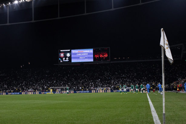 Corinthians foi denunciado por utiliza��o de equipamento de laser, vindo da torcida, e arremesso de objetos no gramado do D�rbi de 30 de julho