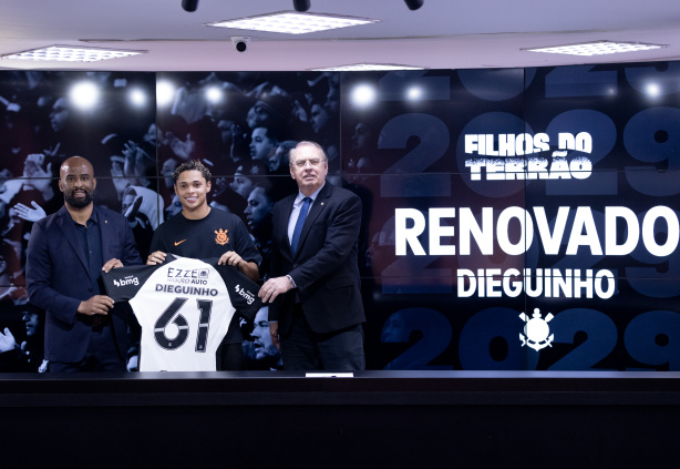 Fabinho Soldado, Dieguinho e Osmar Stabile durante renovação contratual do meia