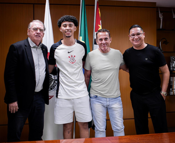 Osmar Stabile, Pedro Paulo e Nen� do Posto e empres�rio do atleta reunidos na valoriza��o contratual do zagueiro