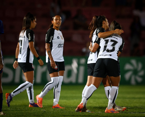 Elenco do Corinthians comemorando gol diante do Realidade Jovem