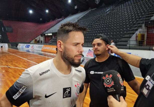 Marlon parou para falar com a imprensa na zona mista do Ginásio Wlamir Marques