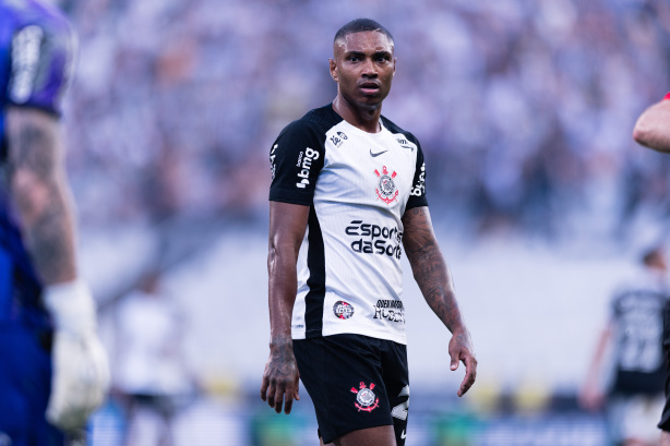 Dorival Júnior destaca crescimento de Vitinho e avalia disputa por espaço no ataque do Corinthians
