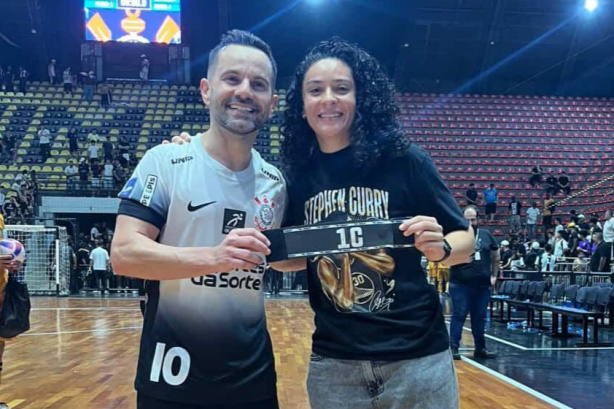 Deives (esq.) é capitão do time de futsal do Corinthians, enquanto Alana (dir.) defende o basquete alvinegro
