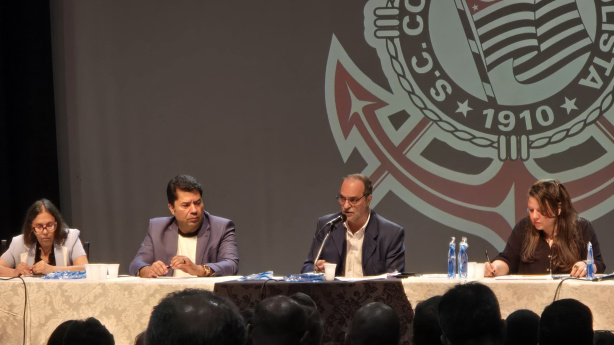 Conselheiros, associados, representantes de torcidas e movimentos, al�m da SAFiel, se reuniram no Teatro do Corinthians