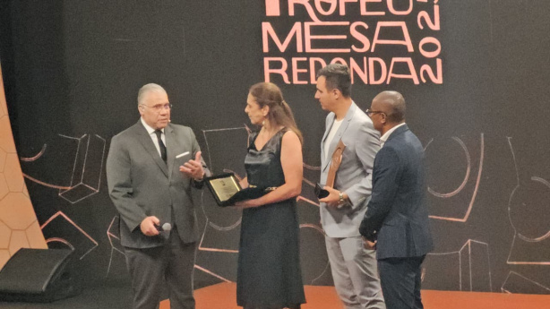 Iris Sesso (representando o coletivo do Corinthians) e Lucas Piccinato receberam premia��es no Trof�u Mesa Redonda