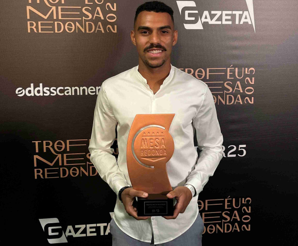 Matheuzinho foi eleito o melhor lateral-direito do campeonato no Troféu Mesa Redonda, da TV Gazeta