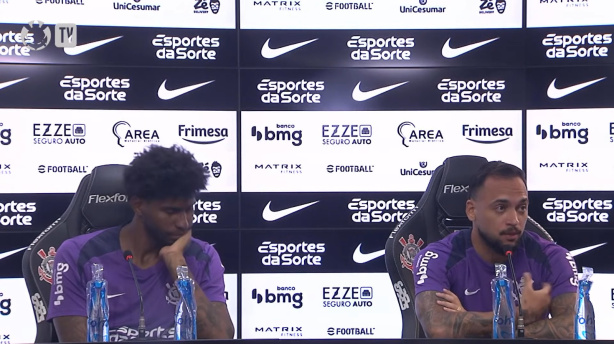 Maycon e Hugo Souza durante entrevista coletiva no CT Dr. Joaquim Grava