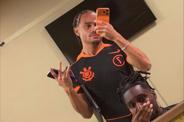 Xavi Simons com a camisa do Corinthians em post no Instagram