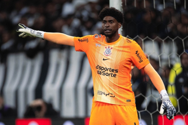Hugo Souza em ação diante do Vasco da Gama pela final da Copa do Brasil