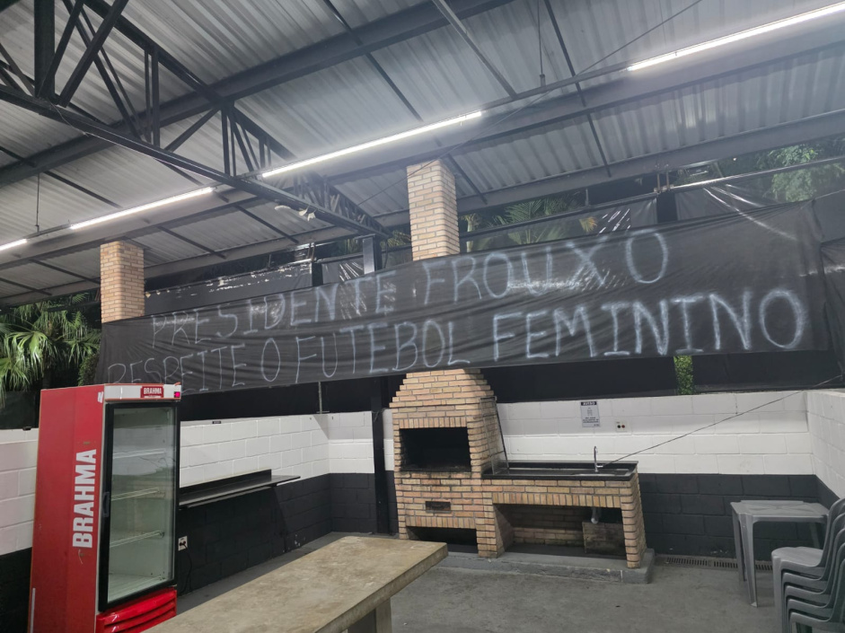 Sócios do Corinthians estendem faixas no Parque São Jorge com críticas diretas à gestão de Stabile