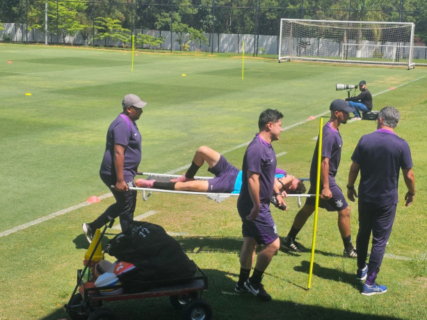 Gui Bom teve que sair de maca do gramado do CT da base e não retornou mais