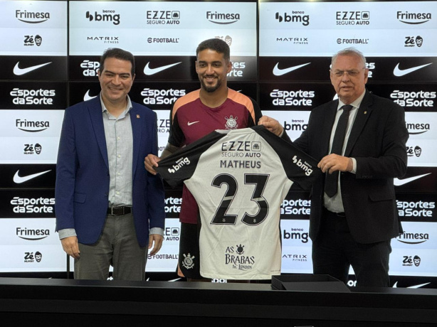 Corinthians apresenta Matheus Pereira em coletiva no CT Joaquim Grava
