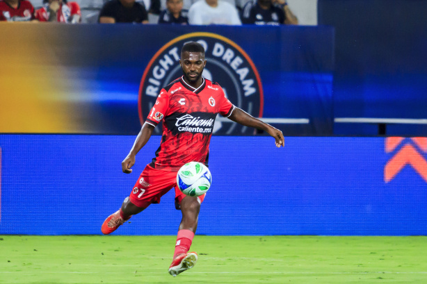 Vitinho em ação pelo Tijuana, do México