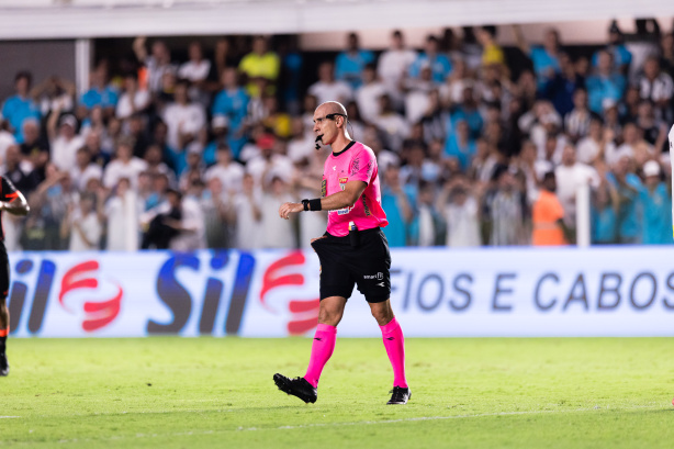 Arbitragem de Lucas Canetto Bellote foi desaprovada pela torcida do Corinthians
