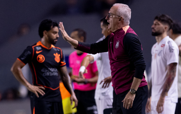 Dorival Júnior analisa queda de intensidade do Corinthians no segundo tempo e ressalta evolução do time