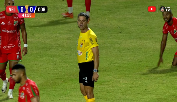 Fiel se revolta com arbitragem de Flávio Rodrigues de Souza durante partida entre Corinthians e Velo Clube
