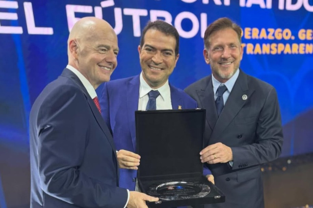 Gianni Infantino, Marcelo Paz e Alejandro Dominguez em comemora��o aos dez anos do mandat�rio � frente da Conmebol